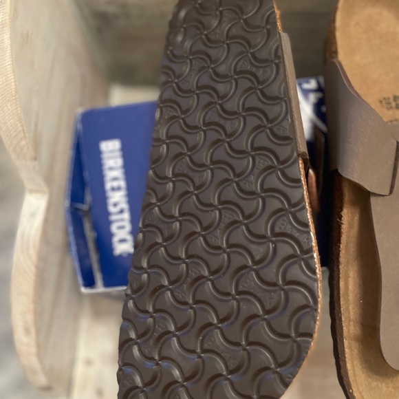 ntroducing the Birkenstock Medina slip-on sandals in mocha color. - Picture 6 of 6